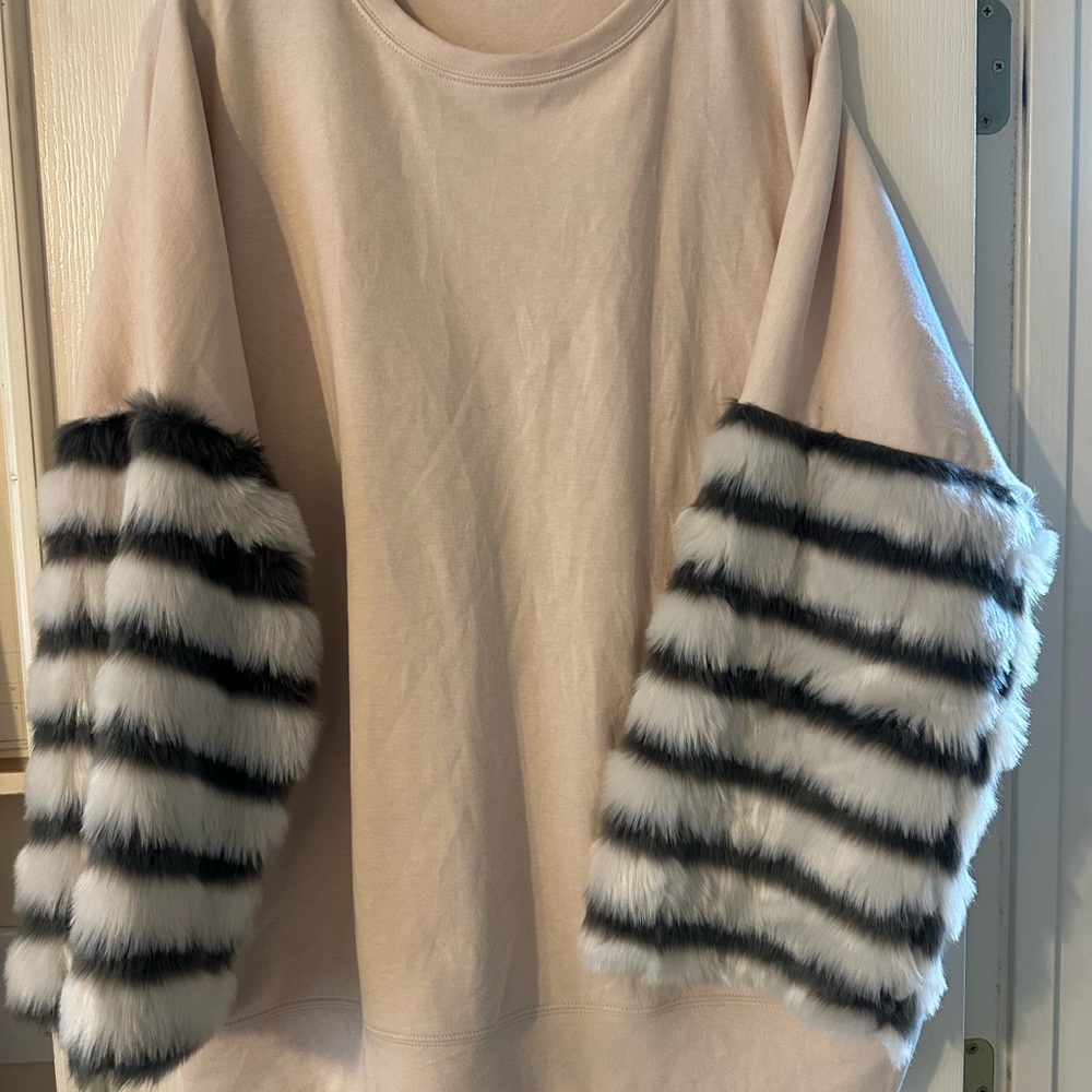 Chic Zara Beige Sweatshirt with Faux Fur Striped Sleeves
